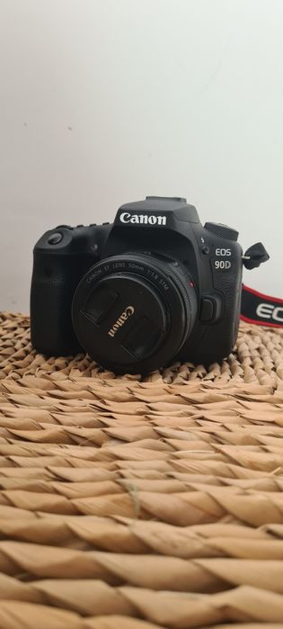 Vand URGENT Canon  EOS 90 D ca nou.