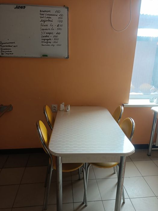 Стол со стульями