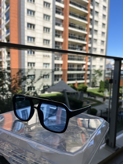 Ochelari de soare cu design modern și urban, cu ramă neagră și lentile verzi ,maro ,portolii si albastri