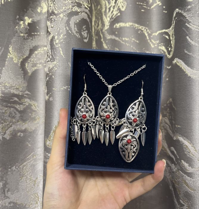 Красивый комплект:Кулон,серьги,кольцо,браслет.