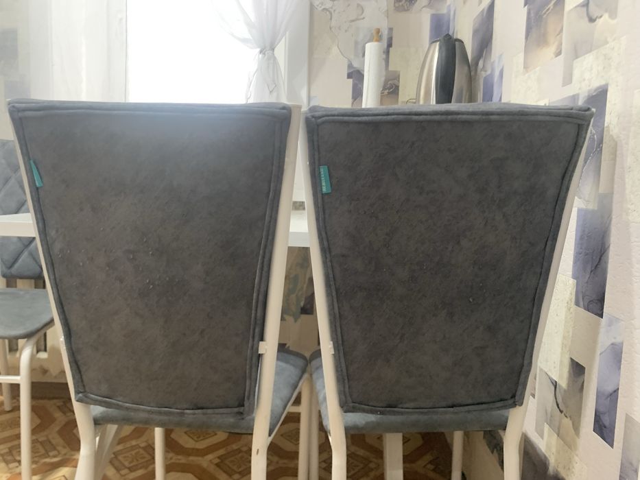 Продам кухонный стол со стульями б/у