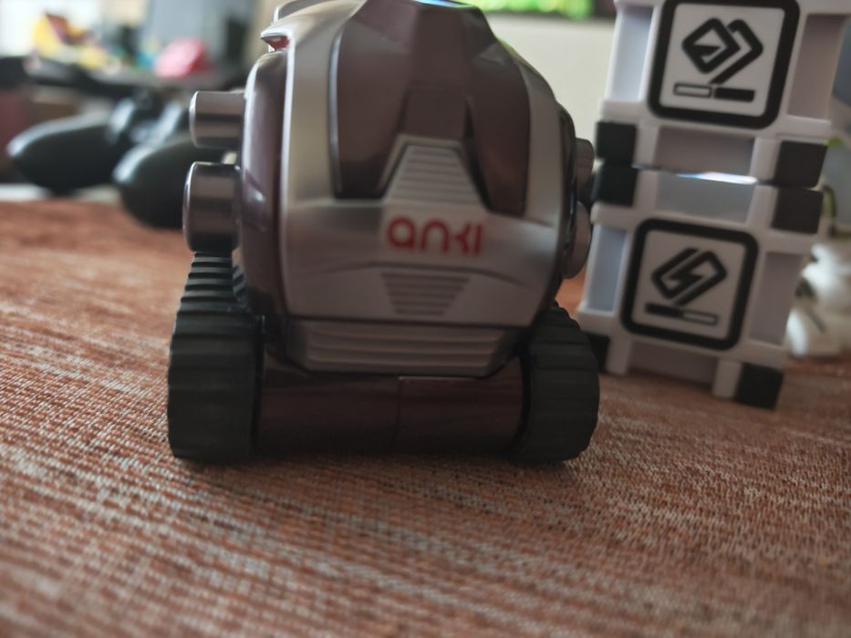 Продавам робот Cozmo лимитирана серия