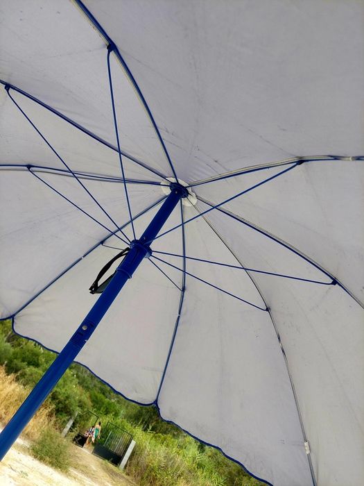 Продавам плажен чадър 2 метра.