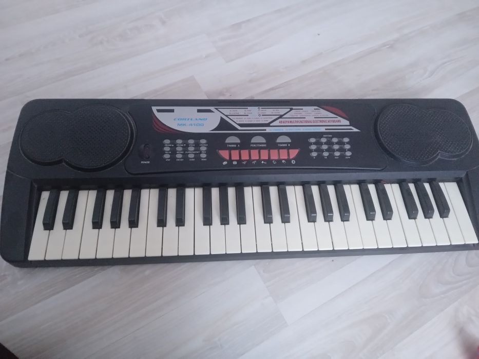 Продам элекросинтизатор