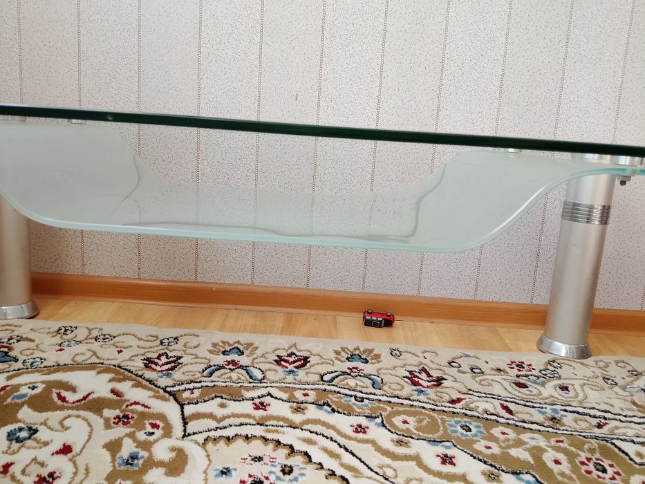 Стеклянный столик