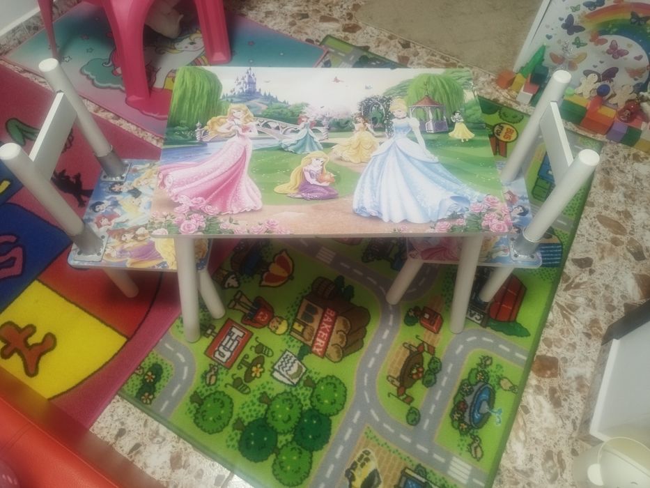 Vând măsuță cu 2 scaune pentru copii 1-5 ani