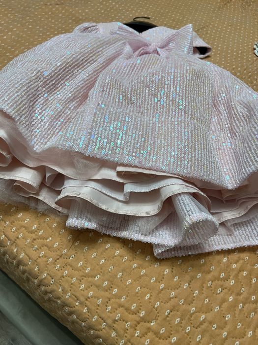 Продам платье для девочки на 4 года