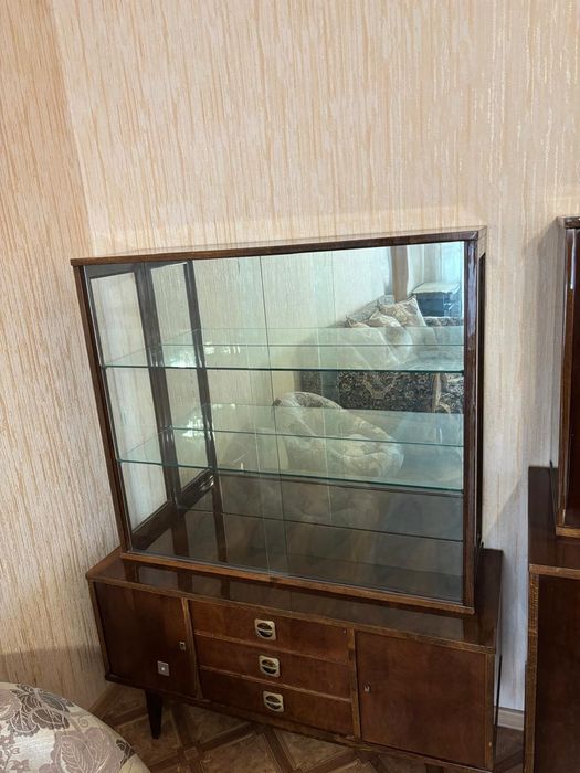 Продам 2 серванта и комод. Советское качество.