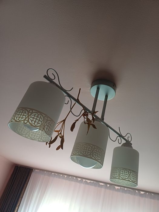 Lustra cu 3 abajururi