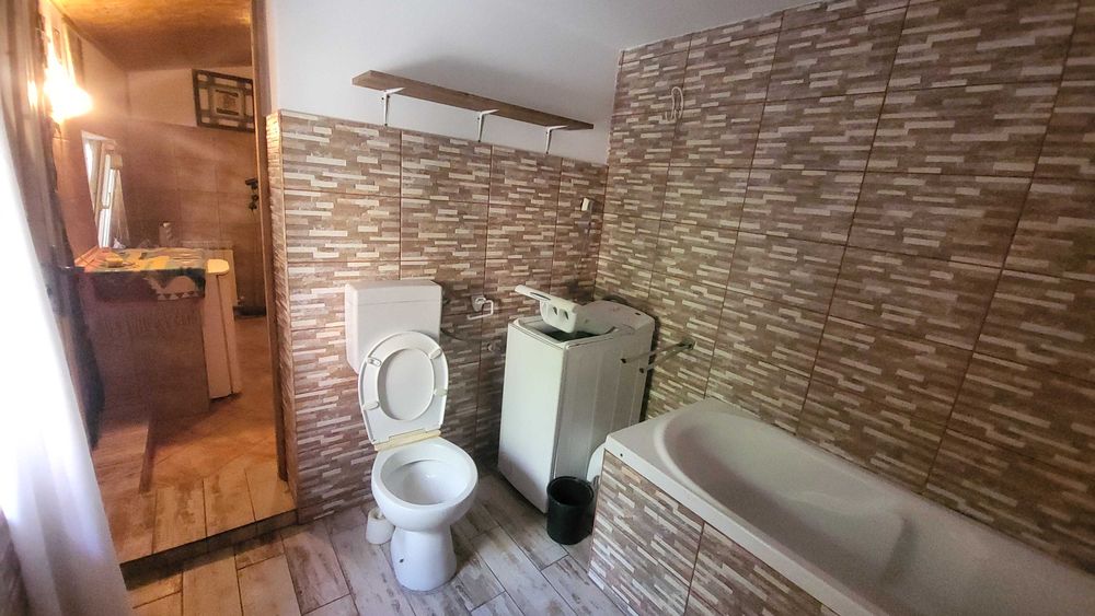 Închiriez studio/garsonieră la curte