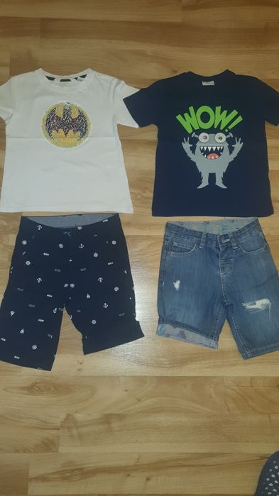 Къси панталони и тениски за дете на 5-6 години.