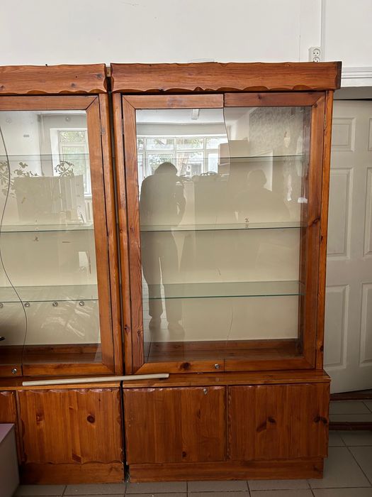 Шкаф-сервант натуральное  дерево