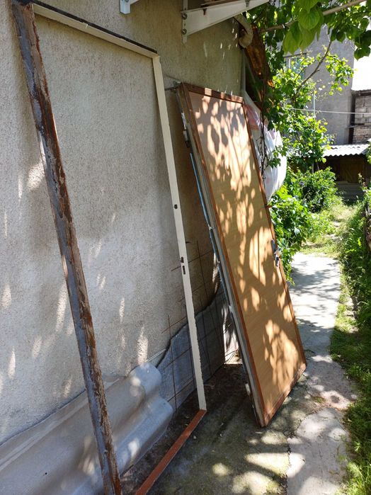 Железная дверь с коробкой