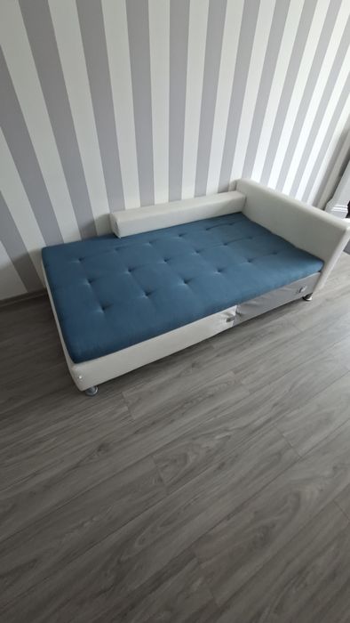 Vând Canapea 200x200cm si covor 1,40-1,98cmNegociabil.