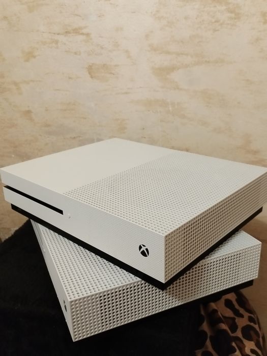 Vând :Xbox one S 1tb  și  jocuri