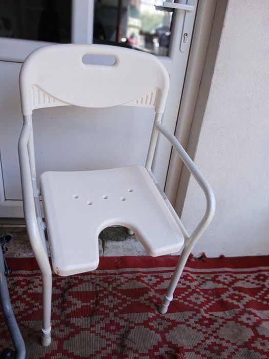Cadru +scaun baie pt persoane cu dizabilități.