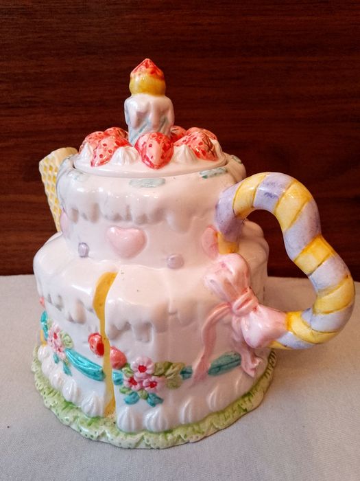 Два порцеланови чайника "Прасчо готвач" и"Торта"