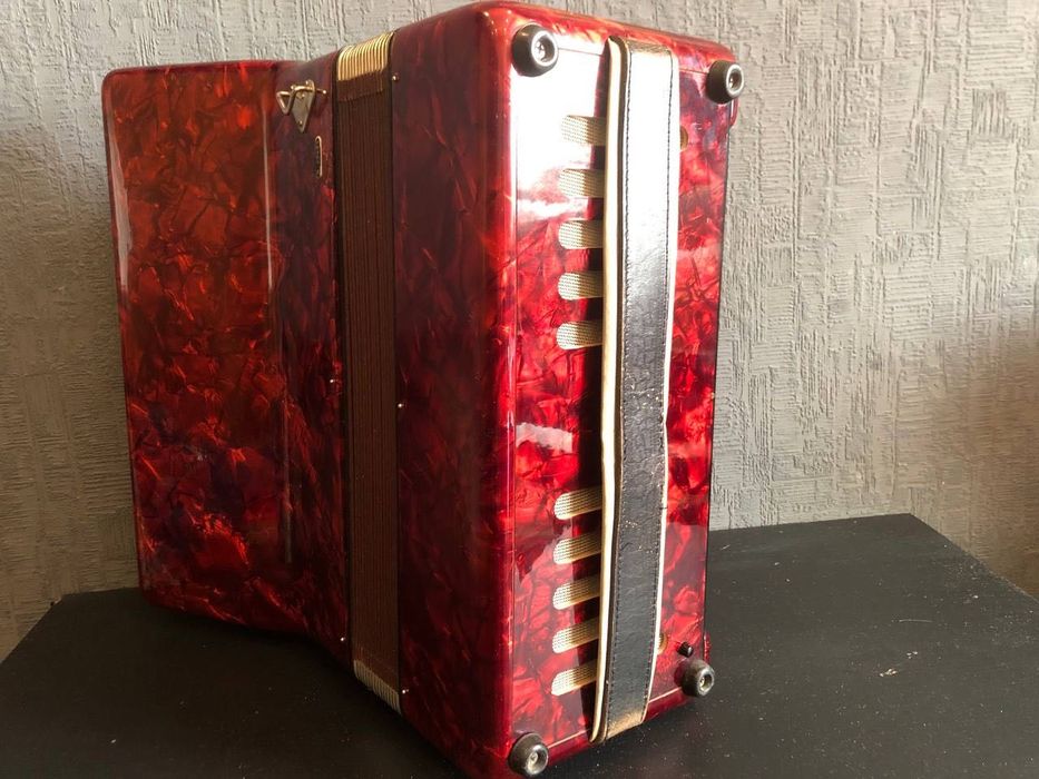 Аккордеон Weltmeister 3/4 [красно-перламутровый]