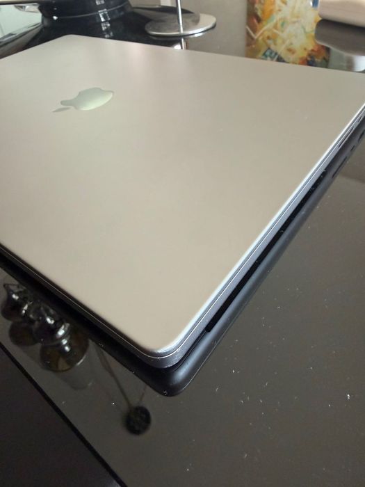 MacBook Pro 16" M1 Pro 10-Core CPU, 16-Core GPU, 16GB RAM, 512GB SSD