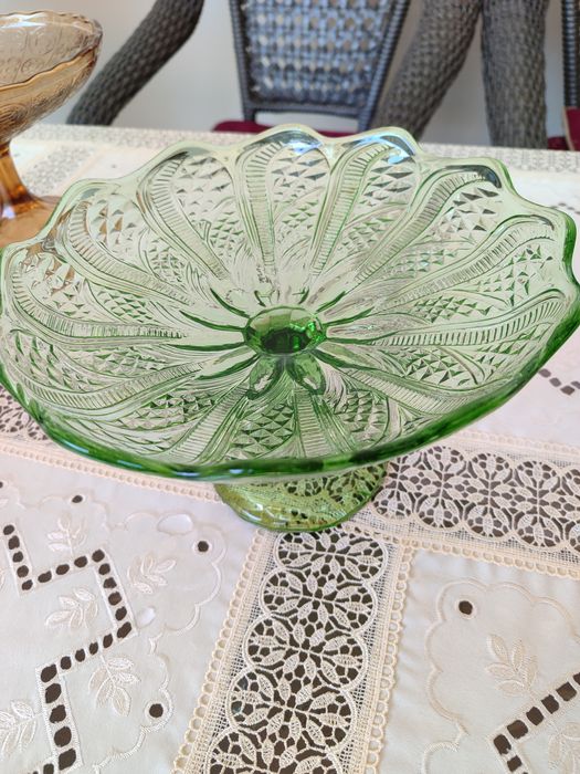 Вазочки на ножке, стекло