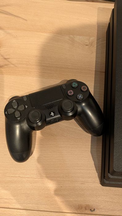 Ps4 pro 1 TB Controller original