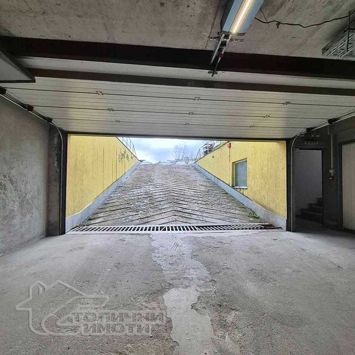 Двустаен, тухлен, с гараж в Дружба-2