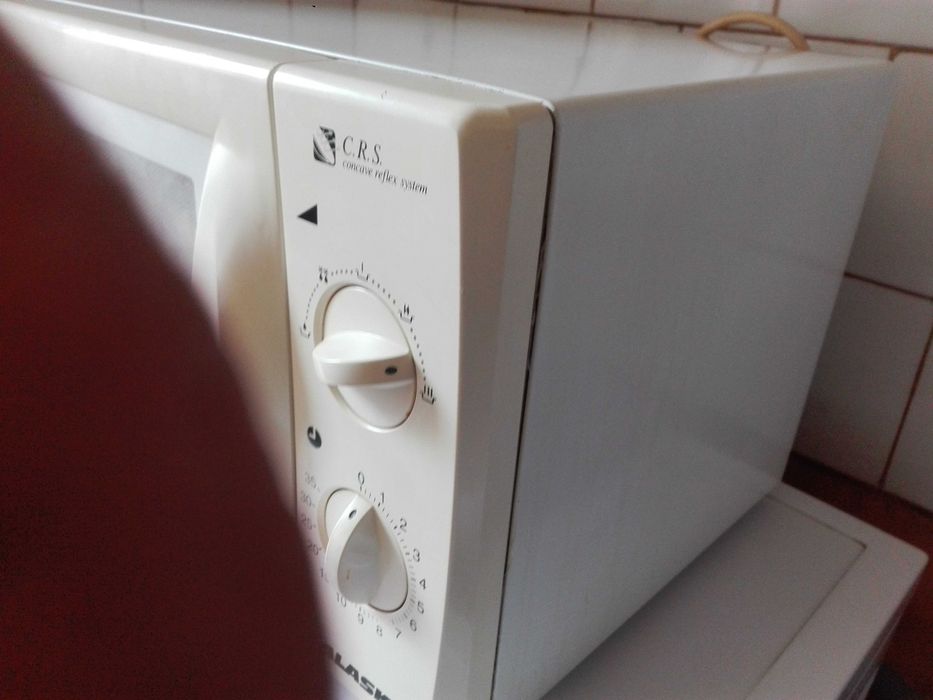 Стар медицински уред  и микровълнова фурна АЛЯСКА  .