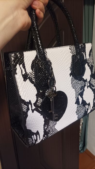 Ayollar uchun Sumka sotiladi