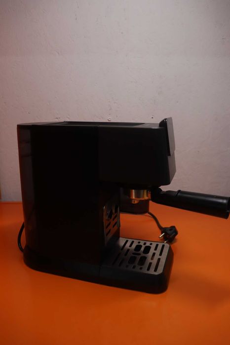 Кафемашина GRUNDIG KSM 5330 с вграден контейнер за мляко, 1628W, налягане на помпата 15bar , двойна дюза, цветен сензорен екран, BrewSense, CreamyPro,