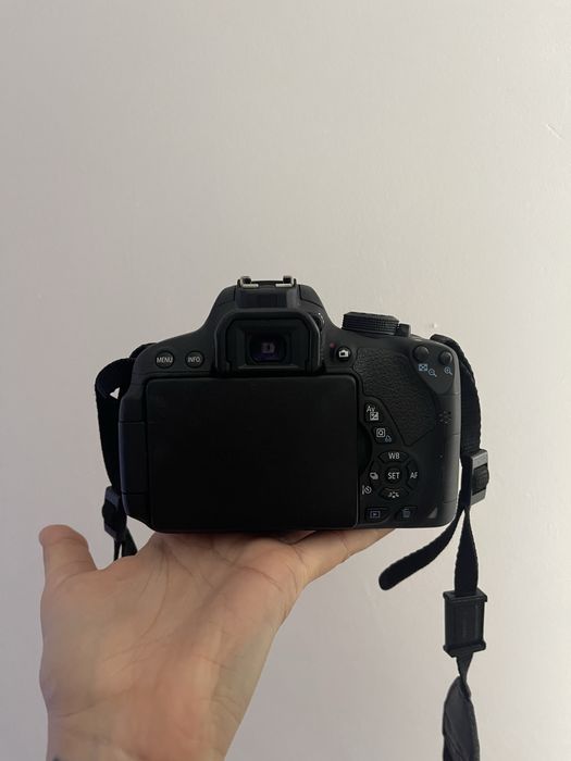 Canon EOS 700D + obiectiv 18-55mm, stare bună