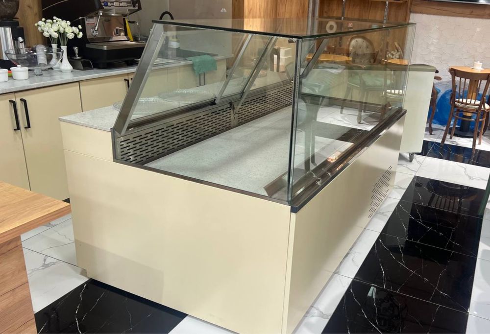 Витринный холодильник AZN