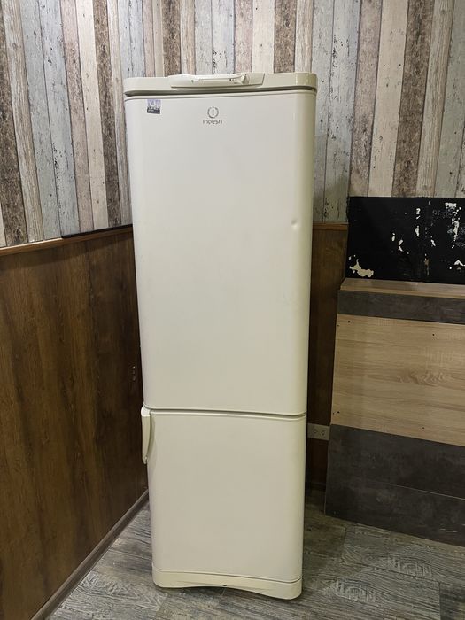 Продам холодильник indesit