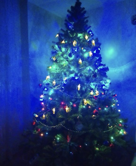 Продам елку в отличном состоянии!!