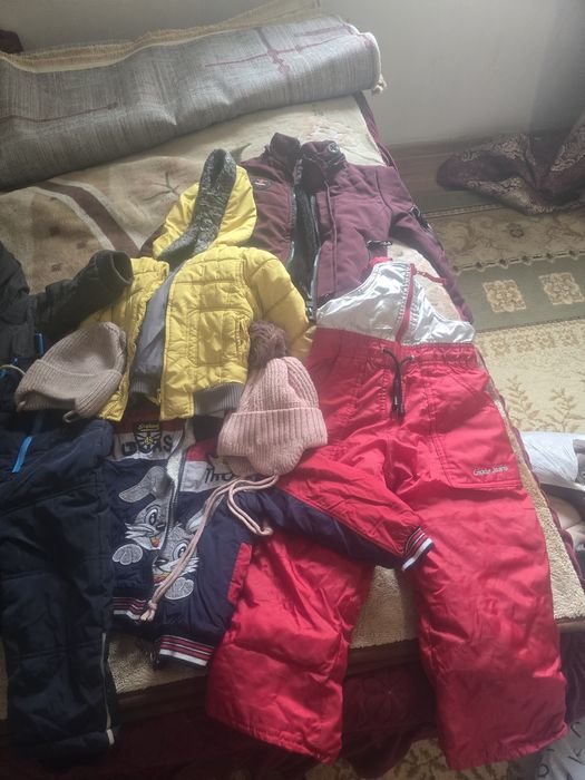 Продам детские комбенезоны и куртки