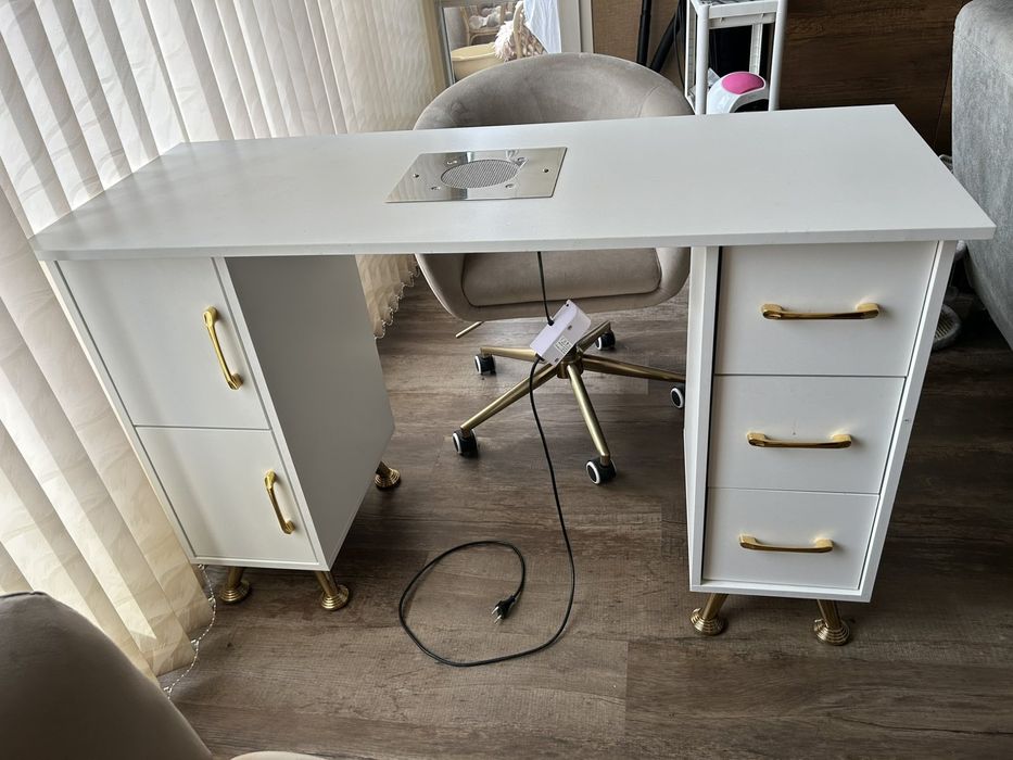 Бюро с прахоуловител и два стола за маникюр