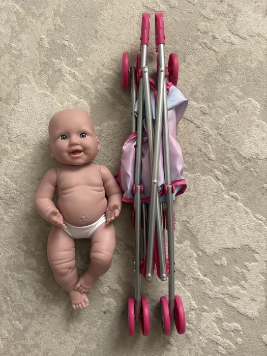 Игрушечная коляска с куклой