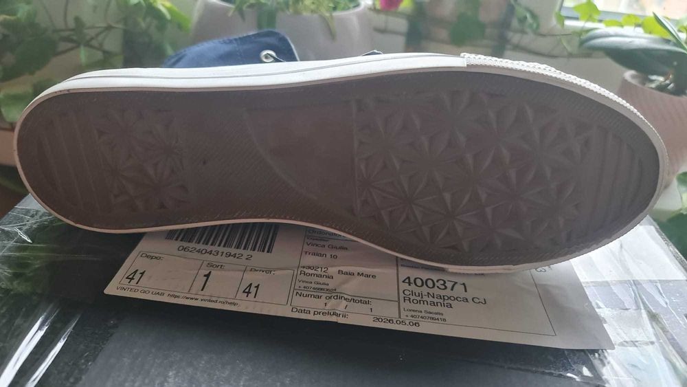 tenisi noi cu eticheta