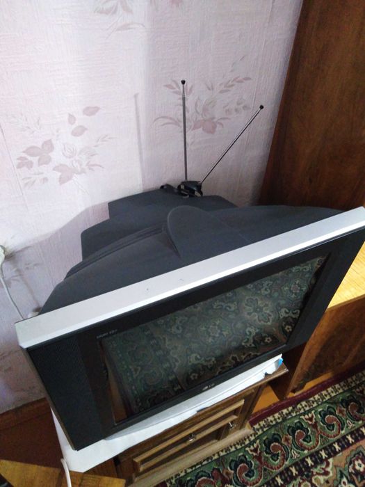 Телевизор LG в рабочем состоянии