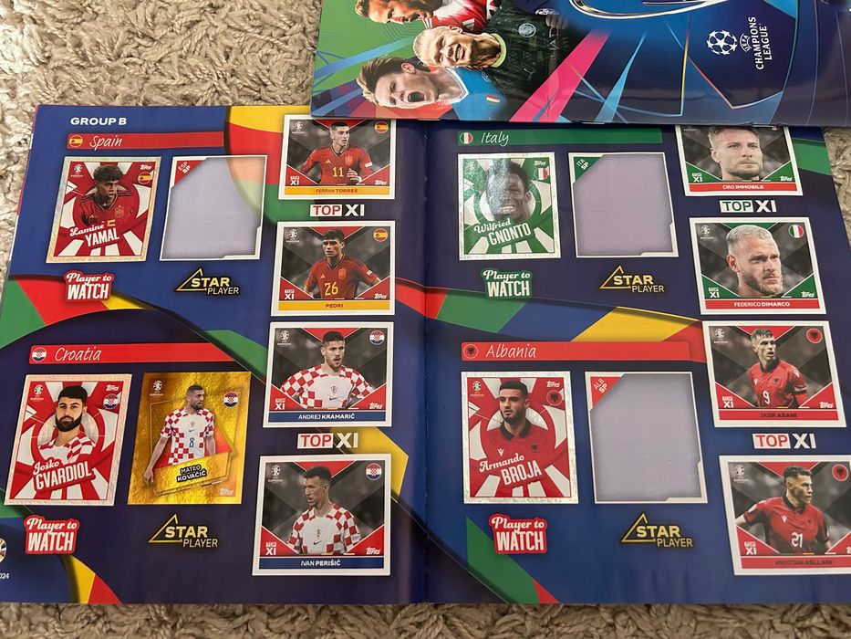 De vânzare Album Topps Euro2024 în stare bună complet(98%)lipsesc 24de stickere. Album Topps UEFA Champions League 2025/2026 complet(100%)stare bună.