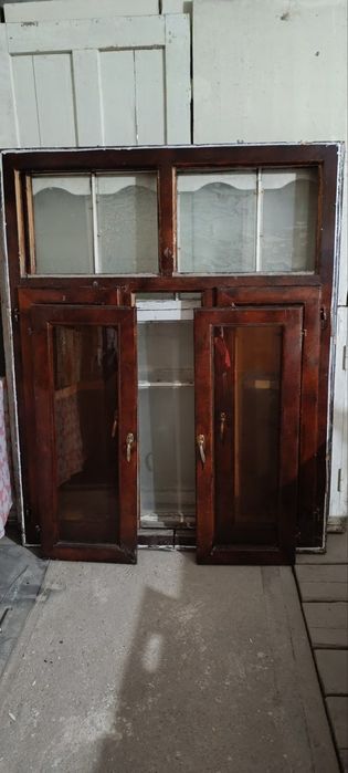 Двери,рамы оконные деревянные.