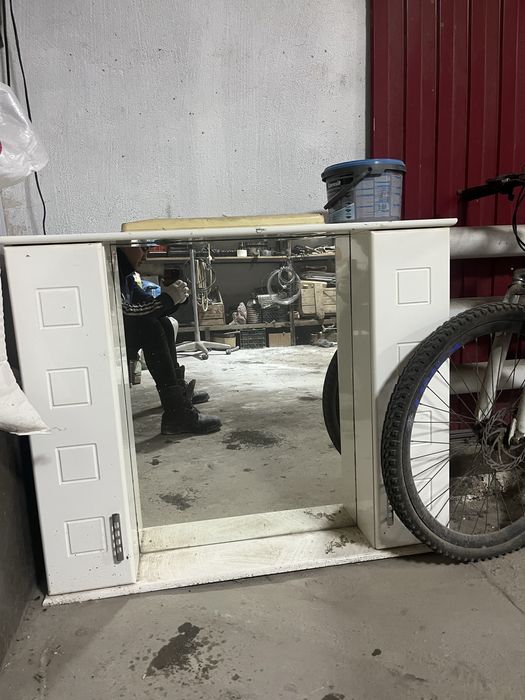 Зеркальный шкаф.