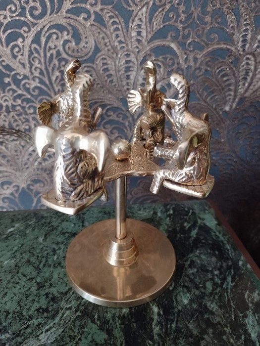 Un superb carusel cu elefanți din bronz masiv ,piesa deosebita cu un f