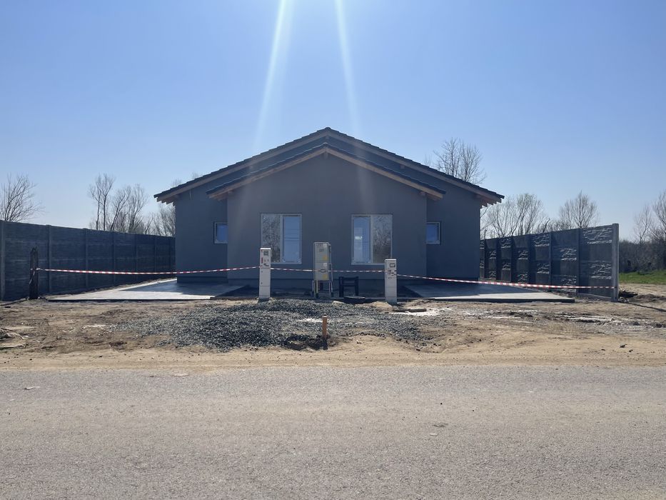 Vand 1/2 duplex, 3 dormitoare, 2 bai, mosnita noua, 120000 euro