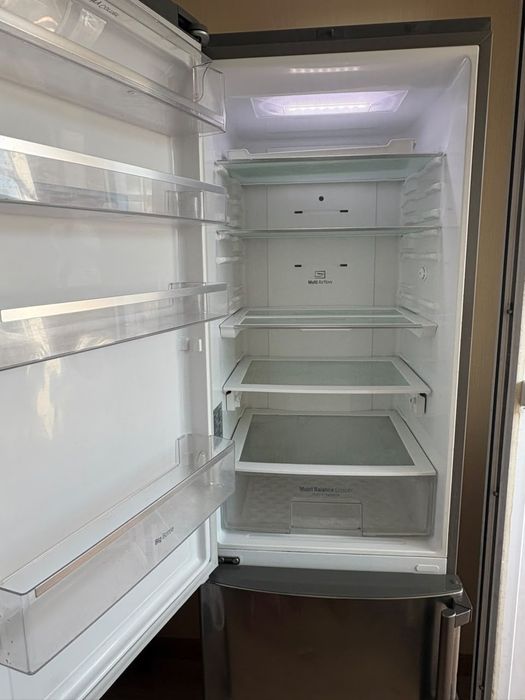 Продам Холодильник LG