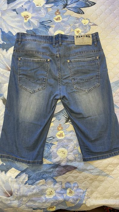 Продам джинсовые шорты
