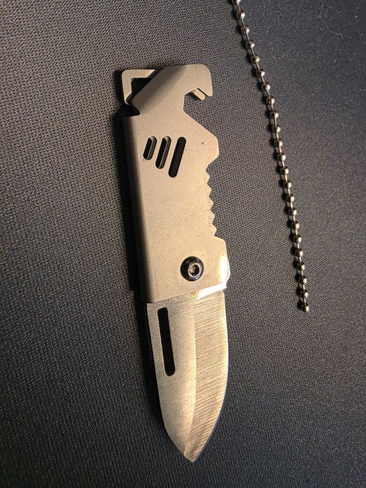 Briceag miniatura cu deschizator capace de sticla