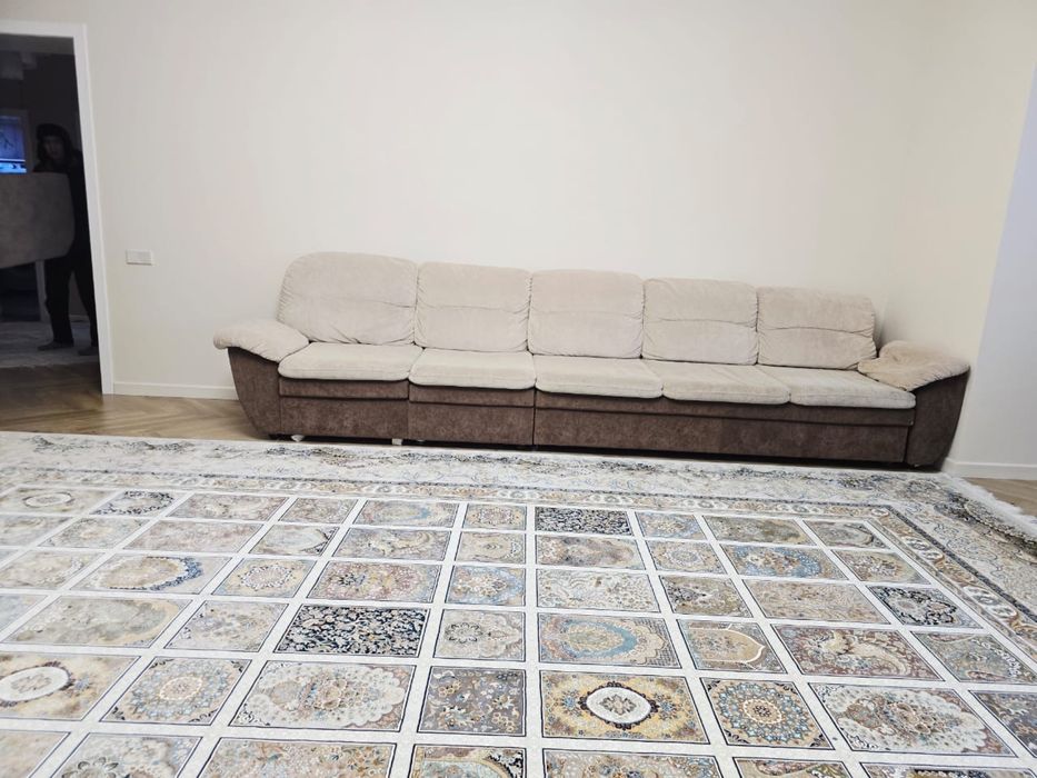 Продам диван, 4 метра. Угловой , удобный.