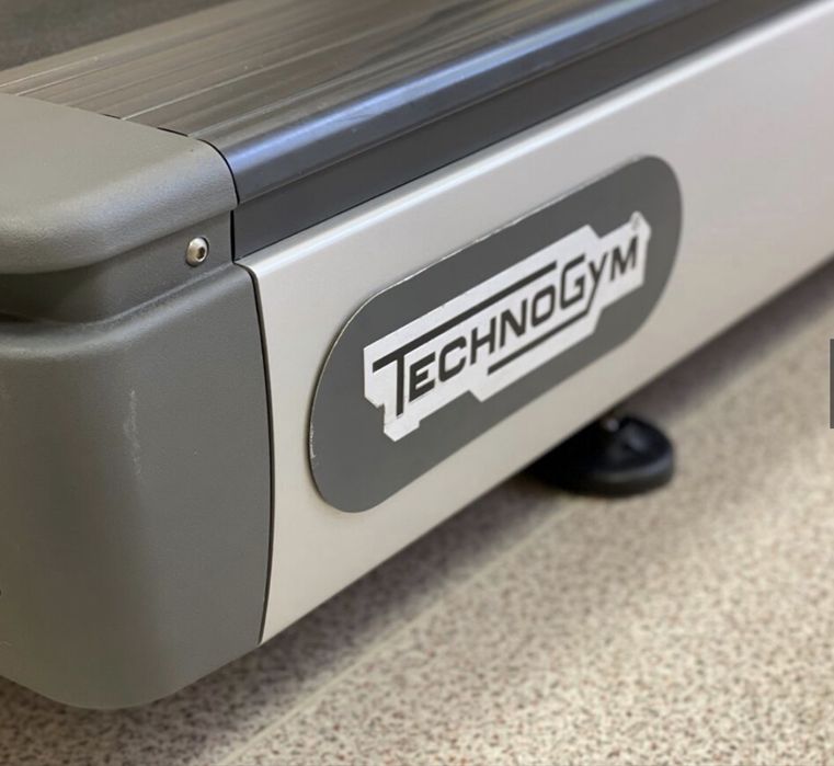 Bandă de alergare profesională Technogym Run Excite 500