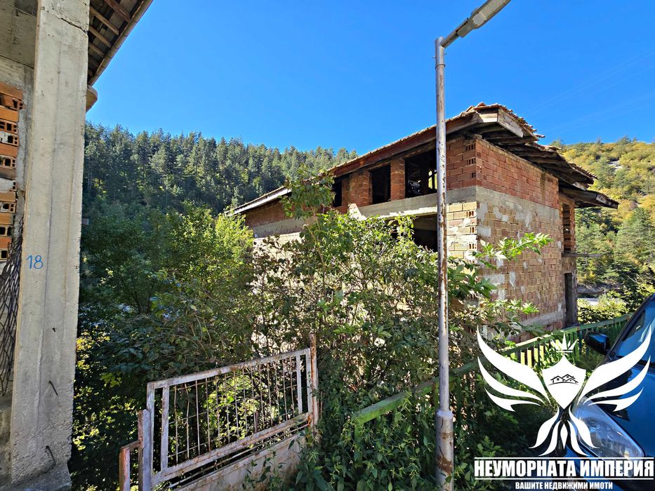 Нова къща с 388кв. РЗП и двор 600кв кв.Устово гр.Смолян