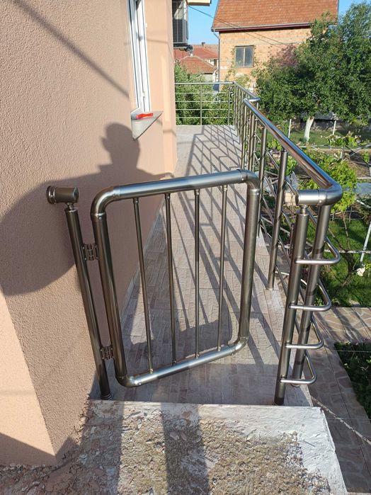 -Изработка и монтаж на алуминиеви и стъклени парапети,тенти и огради